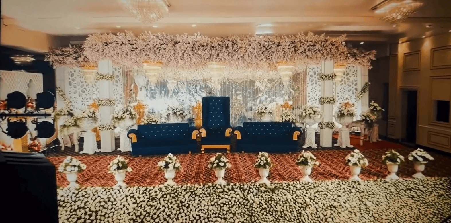 Showcase by WHITE PALACE